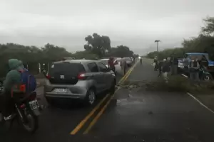 Vecinos de Las Tejas vuelven a cortar Ruta n 33 por falta de agua