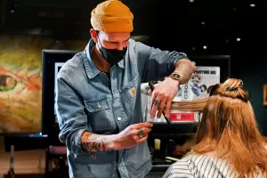 El museo Van Gogh se convirti en peluquera para protestar contra las restricciones sanitarias