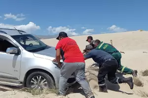 Bomberos Voluntarios de Fiambal rescataron a turistas en las dunas