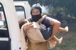 Una bombera voluntaria hizo un heroico rescate de un nio de dos aos en un incendio