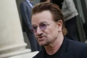 Bono confes sentirse avergonzado de algunas canciones de U2 y de su voz