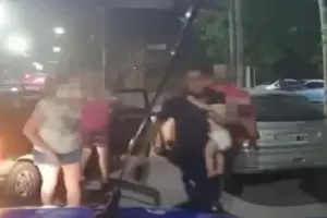 Se repiti la historia: Dos policas practicaron las maniobras de Heimlich y le salvaron la vida a una nena