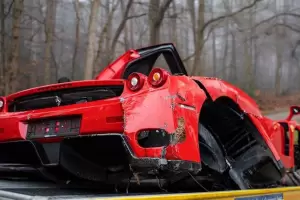Un mecnico deba llevar una Ferrari de ms de US$3 millones al concesionario, pero termin chocndola