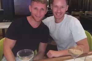 Dos jvenes queran comprar una casa a una pareja cristiana, pero no se la vendieron por ser homosexuales