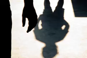 Brutal: sostena de los pies a un nio mientras le sumerga la cabeza en el agua