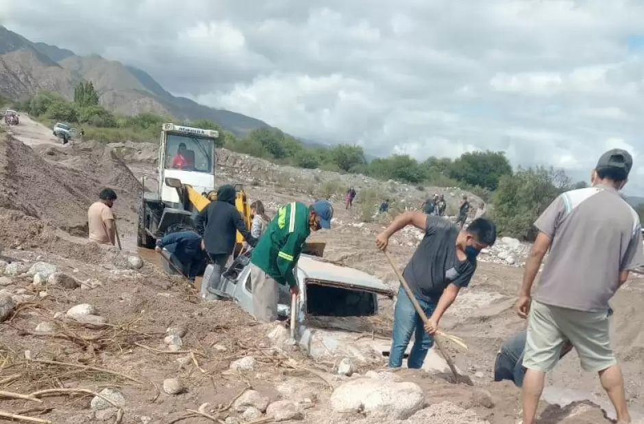 La camioneta tapada por el residuo de lodo de la creciente