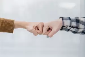 El saludo del puo: qu recomiendan los expertos con el predominio de la variante micron