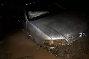 Pudo ser una tragedia: otra vez un auto cruz un ro crecido y lo llev la corriente