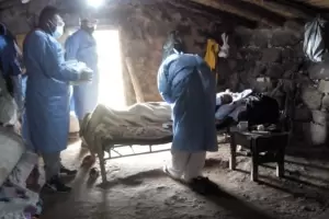 Bomberos voluntarios y agentes sanitarios asistieron a un paciente con Covid en una zona inaccesible