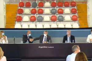 Fernndez se mostr con Juan Manzur y le dio un saludo para frenar rumores de renuncia