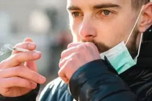 Covid-19 y cigarrillos: advierten que fumar al aire libre esparce hasta 8 metros el virus