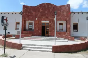 Su pareja la arroj del auto, fue internada pero luego se fug del hospital