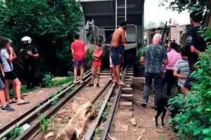 Queran saquear un tren y lo hicieron descarrilar contra tres casas, pero estaba vaco