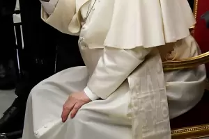 El Papa tiene inflamado un ligamento en la rodilla que le dificulta la movilidad