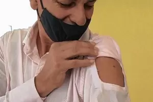 Entre R�os: Un empresario textil patent� una camisa especial para vacunarse