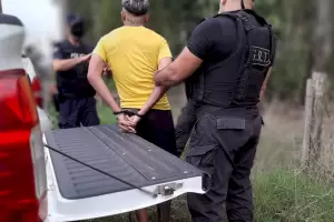 Un futbolista de Pearol fue detenido antes de un partido por llevar una pistola