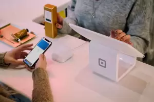 Apple desarrolla un nuevo servicio para que los iPhones puedan procesar pagos acercando la tarjeta de crdito