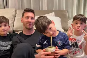 Lionel Messi se mostr� en familia y todas las miradas captaron el cambio de look de su hijo Mateo