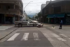 Una camioneta choc contra una moto y hay un herido