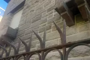 Un joven quiso saltar una reja y se la clav� en los test�culos