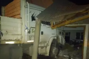 Descontrolado, un camin se incrust en una vivienda y de milagro, no hubo heridos
