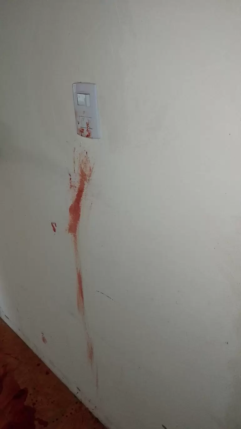 apual 37 veces a una mujer por un celular