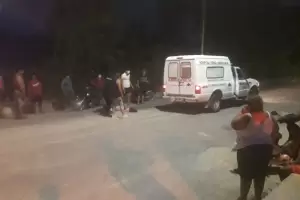 Brutal cada: un cable en medio de la calle la derrib de la moto