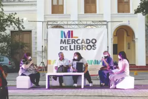 El Mercado de Libros Itinerante visit La Puerta