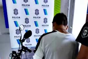 Un polic�a que trabajaba de repartidor mat� a un motochorro que quer�a asaltarlo