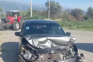Choc a un auto con su camioneta y escap del lugar