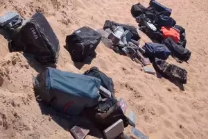 Uruguay: Aparece una tonelada de cocana en decenas de bolsos desparramados en la playa