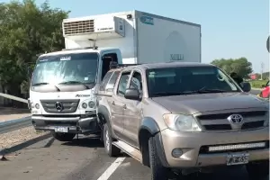 Fuerte choque entre un camin y una camioneta en la zona sur