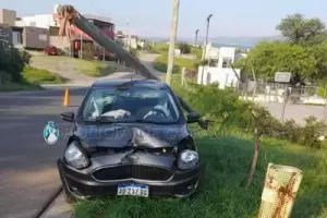 Capital: un auto choc� contra un poste de luz