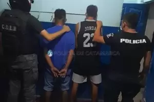 Motochorros le robaron el celular a una mujer: los atraparon mientras escapaban