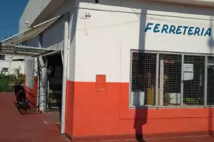 Dlares, dinero en efectivo y el arma de un polica, los botines en una seguidilla de robos