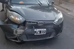 Siniestro vial en el casco cntrico: Una camioneta colision contra un auto