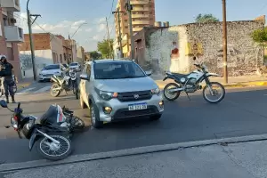 Un auto y una moto chocaron en el casco cntrico