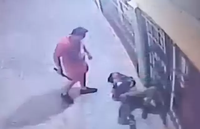 comerciante le dio una feroz paliza a un ladrón