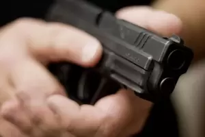 Un suboficial de la polica le dispar con el arma reglamentaria  a su pareja y su hijastra