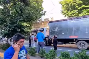 En medio de una discusin, baj del camin sin mirar y un colectivo que pasaba le amput tres dedos