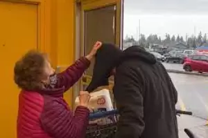 Una anciana evit un robo enfrentndose a un ladrn y sacndole la mscara