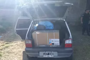 Desvalijan una casa y, acechados por la polica, abandonan el botn en un auto