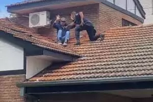 Volva de una fiesta, se qued dormido en el techo de la casa de su amigo y fue despertado por la polica