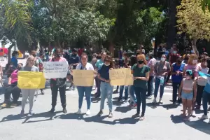 Familiares de policas se manifestaron pidiendo que se revea la sancin disciplinaria