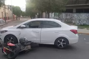 Un polica protagoniz un fuerte choque en el centro
