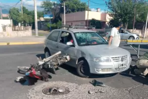Fuerte choque entre un auto y una moto en la zona sur