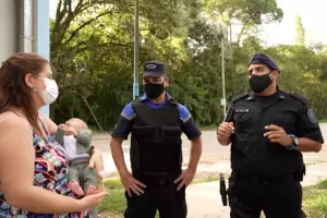 Dos polic�as salvaron la vida de un beb� con maniobras de RCP