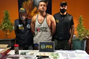 Un polica fue descubierto vendiendo drogas y lo detuvieron