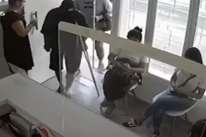 Entr� a un centro de kinesiolog�a fingiendo graves lesiones y les rob� a los pacientes