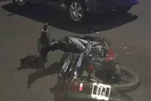 Un polica iba en moto, choc contra un auto y result herido